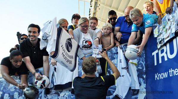 SpursOfficial's tweet photo. Daws was quick to praise the fans as he reflected on a successful #THFCTOUR of North America - http://t.co/m8Bc6SK8gt http://t.co/ynEGrspzx8