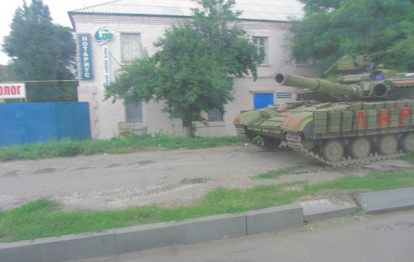 YolandaVignali1's tweet photo. Нотариально заверенная фотография российского танка для террористов ЛНР. http://t.co/Gz9bjXWxv2