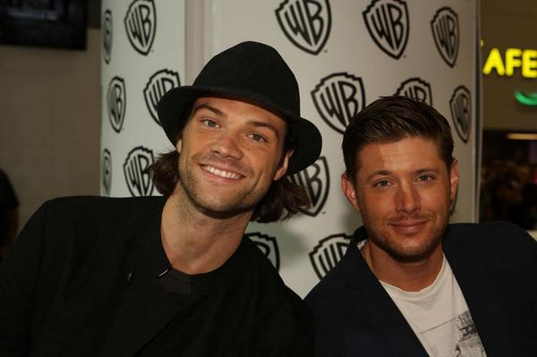 warnerbrostv's tweet photo. Celebrate Mon. w/ @cw_spn's @jarpad #JensenAckles @mishacollins @Mark_Sheppard @ #WBSDCC booth http://t.co/rSiEyMonj8 http://t.co/qOKVjSWi0K