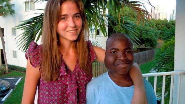 MSNFeatures's tweet image. This 22-year-old woman is reuniting Haitian "orphans" with their parents on-msn.com/1rSHyYs