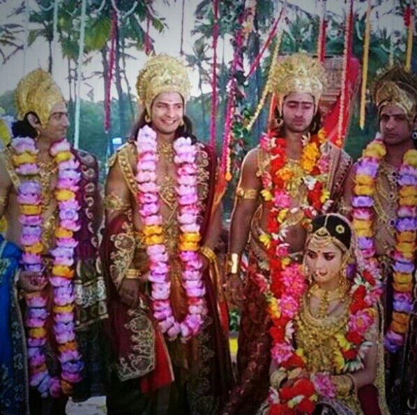 SiyaKeRamFC_'s tweet photo. #Offscreen #Picture #Draupadi #Pandavas #Marrige
Posted by Jhashyam on Instagram http://t.co/Hdwu9OOBnw