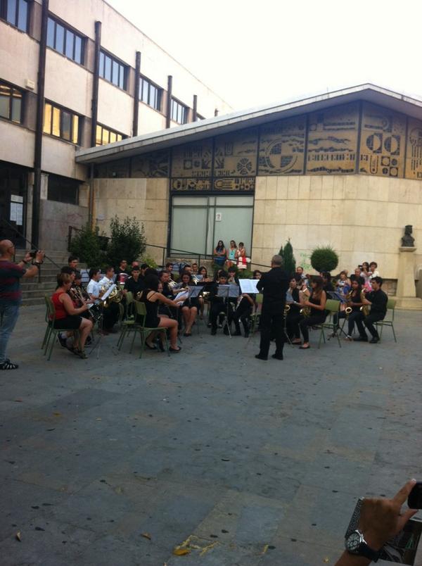 taxideleon's tweet photo. Tarde amenizada en la parada de Ramón y Cajal :) #leonesp http://t.co/VBHDrDgD73