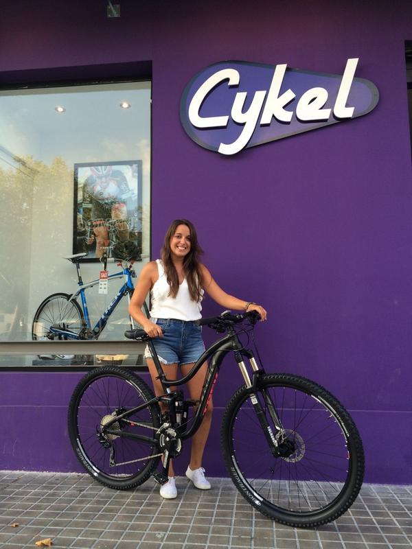 cykelbicis's tweet photo. Así de contenta se ve  a Bea con su nueva #lush de 29" #villanuevadelacañada #tienda #cykel #mtb @TrekBikes http://t.co/wzxoeTXXUO