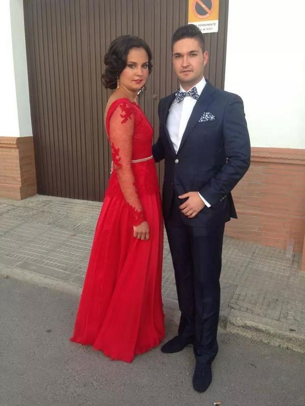 María guapisima con 1vestido d nuestra firma.y Augusto con pajarita y pañuelo tmbien d #FashiondesignerAngelaMoreno