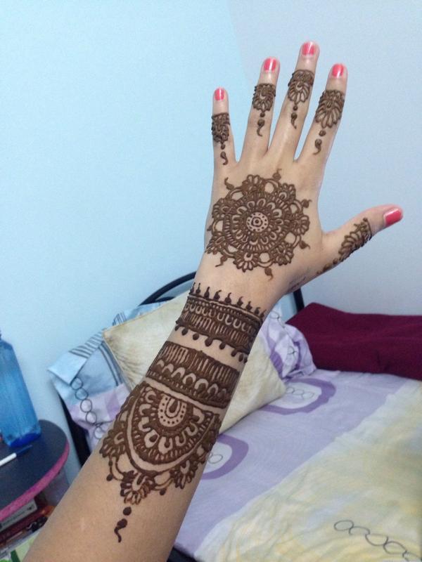 itssamy's tweet photo. Chand raat.. Mehndi tym ☺️ http://t.co/pWVZ057cqU