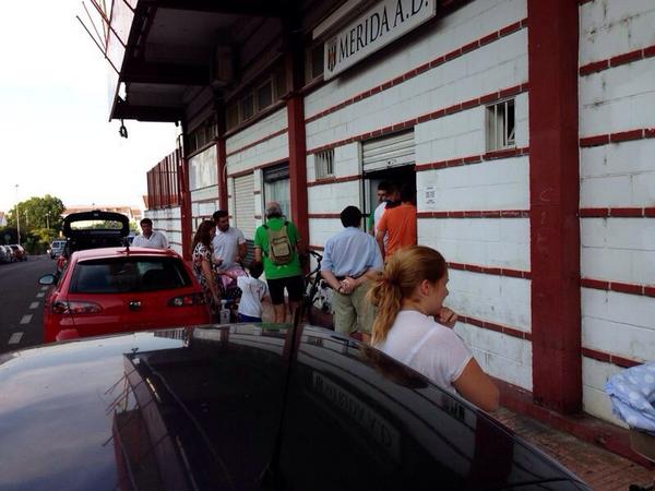 Merida_AD's tweet photo. Se vive una auténtica locura en las oficinas las colas llegan a la calle. #FuriaRomana http://t.co/a9E4ctXGne