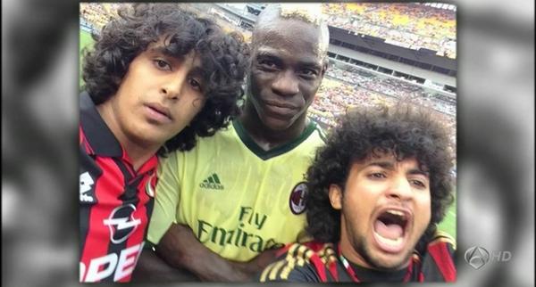 A3Noticias's tweet photo. Dos aficionados logran hacerse un 'selfie' con Mario Balotelli en pleno partido [VIDEO] http://t.co/DVO5ZZbEuQ http://t.co/FSvCJ86vgO