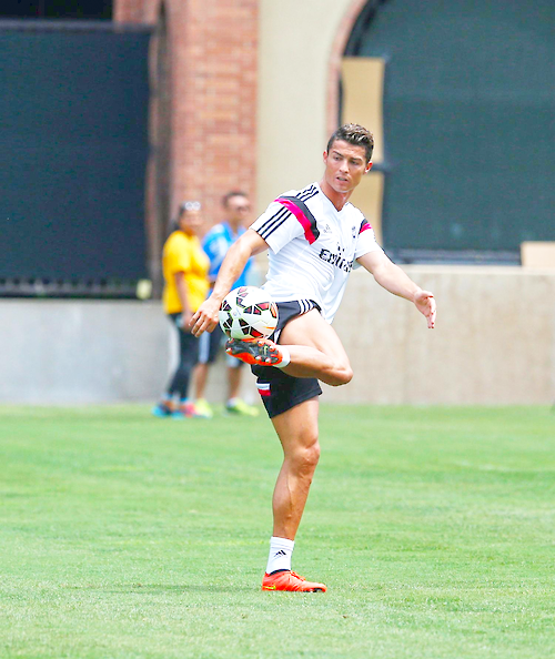 MotivacionesF's tweet photo. Control del Balón, Nivel: Cristiano Ronaldo. http://t.co/vCaPiXrD8E