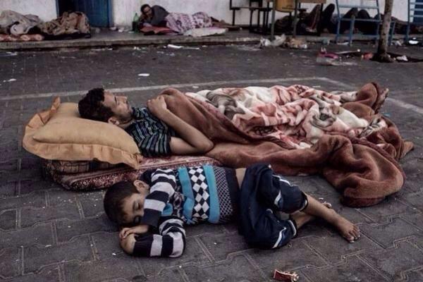 Al3thelah's tweet photo. يفرون من عزة إلى غزة ويفترشون الأرض بعد القصف! 
الاحداث هنا
 👇👇👇👇
http://t.co/pBz3Mle68v http://t.co/rGIK0hJIqz