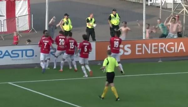 Pakkanaldo's tweet photo. Pekka Sihvola tuulettamassa maalia kuin Bebeto vuonna -94. Menossa mukana myös @MSippola #mypa #veikkausliiga http://t.co/4CTJJvnUE2