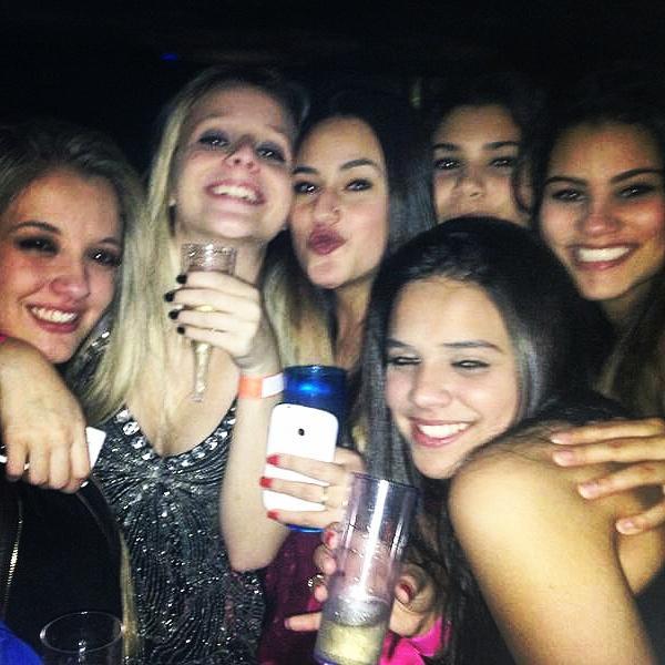 JuuliaBatista's tweet image. #descontrole #deumtruim #daquelejeito #estávamosbem 👯🆘🚫🍻