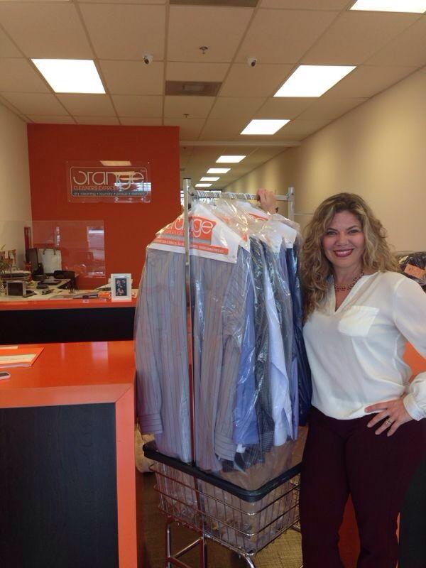 orange_cleaners's tweet image. Aquí tenemos a Isabella Picardo retirando las prendas de su esposo. :D #OCExpress