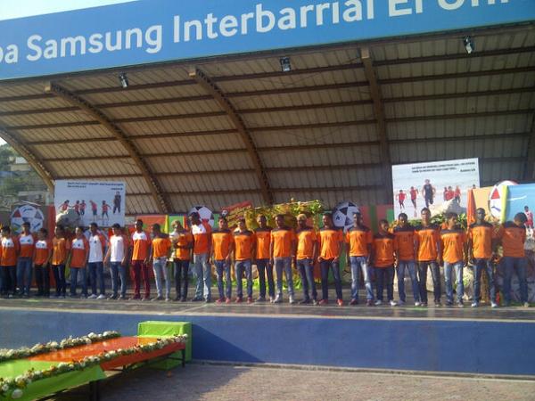 AsoGuayas's tweet photo. Equipo Ac. @AlfaroMoreno Campeón #SegundaCategoriaGuayas recibiendo aplausos de los presentes http://t.co/OKku1P0cwR