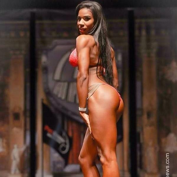 Buffyshots's tweet image. @lady_cecile More cakes than a bakery 💋 #teambombshell #bombshellstrong #bikini #ifbb #squatguide #bodybuilding #...