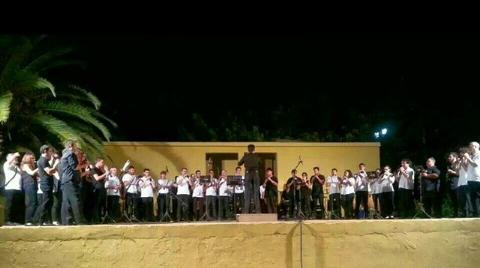 Obra final del concert, Xavier el coixo, interpretada per les tres colles (Larraix, Mal passet i la Socarrà)