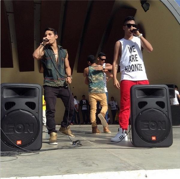 jlkaty7's tweet photo. @chenteYandres1 junto a @KoonzeFamily en Puerto la Cruz, son lo máximo. Miles de éxitos para ustedes!♥ http://t.co/LgyV2r0Z2I