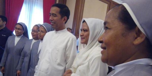 sifazza's tweet photo. @zaqhy RT @kompascom Lebaran, Para Biarawati Silaturahim dengan Jokowi #KalaRamadhan http://t.co/5L6dotyNHL http://t.co/TBkrUxEpYy