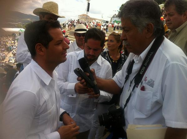 CDIOaxaca's tweet photo. @gobrep @Nuvia_Mayorga @CDIOaxaca unidos en pro d pueblos originarios: @alejandromurat al asistir a @Guelaguetza2014 http://t.co/QIujUuJTX7