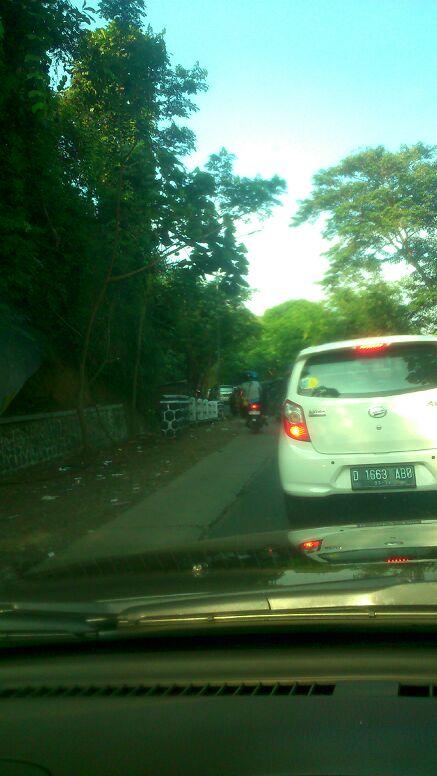 botelaw's tweet photo. dari nagrek yg ke arah garut macet euy, kira2 kenapa yah? ada buka tutup atau emang stuck nih? @lewatmana http://t.co/vn8JHSM0GM