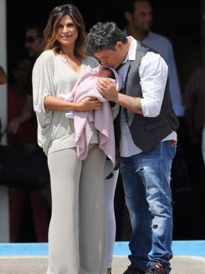 catapiviva13's tweet photo. Alejandro Sanz y Raquel Perera nos presentan a su recién nacida http://t.co/u8wiMlQFVh