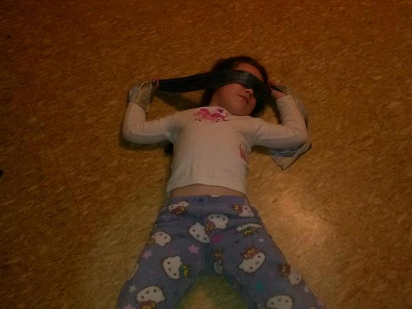 NormaEliseS's tweet image. #bedtimeproblems #thesingleparenthood she said she&apos;s dead nd can&apos;t move to get to her bed. Smdh this child x&apos;D