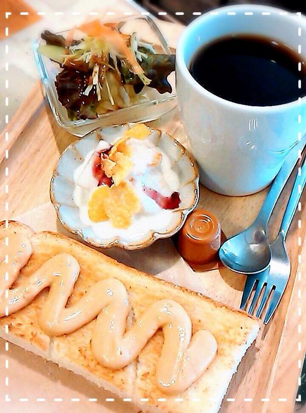 【ズズのモーニング】トーストは、あんこ、ピーナツバター、黒みつきな粉の3種類から選べます！手作り黒みつと香ばしい京きなこは、一番人気で～す☀
今日も暑くなりそうですね、頑張りましょう( ´ ▽ ` )ﾉ