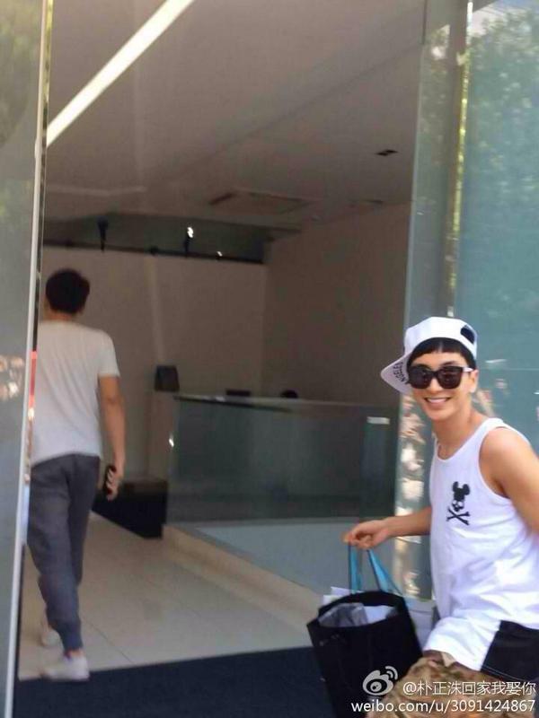 sujufor_elfindo's tweet photo. [PIC] Teuk at SM - That's the sweetest smile ever, welcome back leader-nim😍 http://t.co/qCt3WVMAwr [朴正洙回家我娶你 v. DONGHAEisMINE]