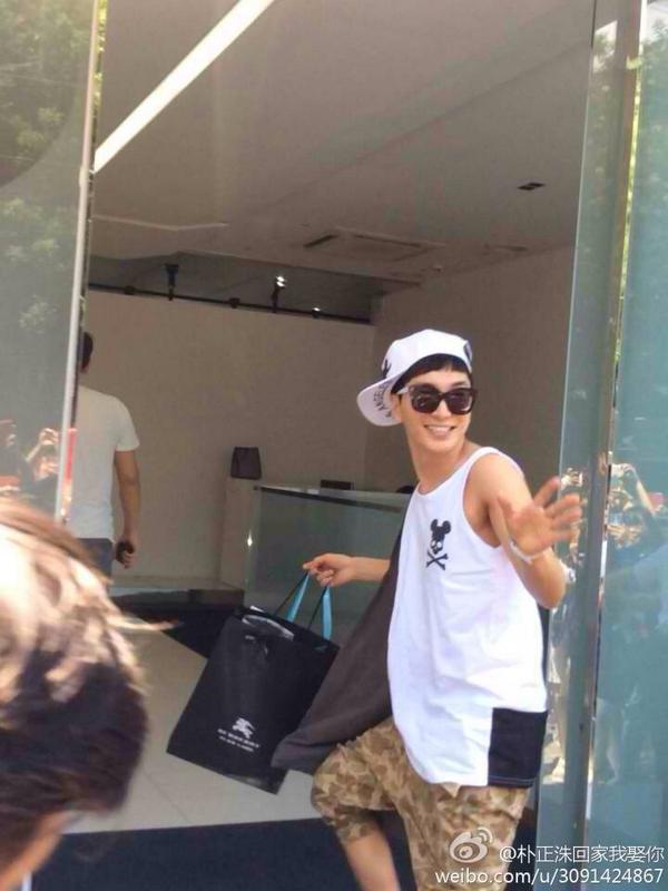 sujufor_elfindo's tweet photo. [PIC] Teuk at SM - That's the sweetest smile ever, welcome back leader-nim😍 http://t.co/qCt3WVMAwr [朴正洙回家我娶你 v. DONGHAEisMINE]