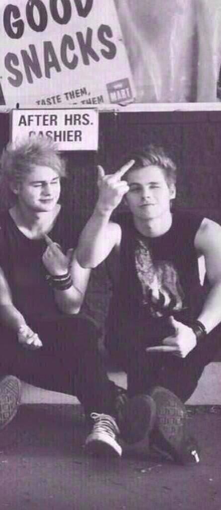 wfxghter's tweet photo. When somebody tell me that 5SOS is a boyband and tell me that they are not punk #boybandwithinstruments http://t.co/ehhS3xNRXa