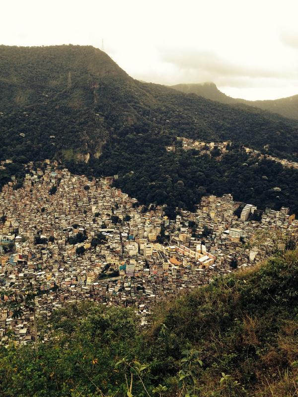 RCooperar's tweet photo. Favela da rosinha http://t.co/x7cMUaNqzR