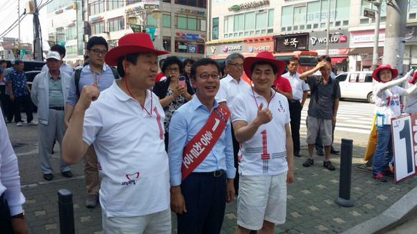 홍철호 #김포시국회원 후보가 마지막 유세현장에서 당지도부와 함께 수도권 격전지로 팽팽한 접전을 예상하고 한치의 헛점도 없이 끝까지 최선을 다하네요