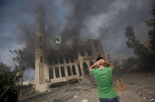 bbcworldservice's tweet photo. #Gaza sees one of its heaviest nights of bombardment in three weeks of conflict http://t.co/vizRo1wmOE http://t.co/jdueeTyeuP