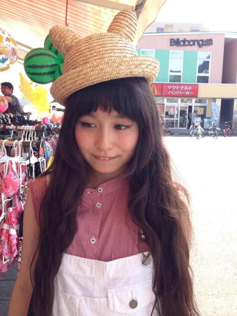 トミタ栞すたっふ 来て頂いた皆様ありがとうございました 海ー 夏はやはり海ですね 写真は江ノ島駅近くの帽子やさんにて かわいい帽子 Http T Co Littgectvd