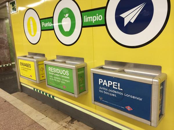 PaulaPumi's tweet photo. Para q ponen esto en #metrodemadrid si viene la de la limpieza y lo junta todo en una bolsa!!! #estosolopasaenespaña http://t.co/CYGer29csn