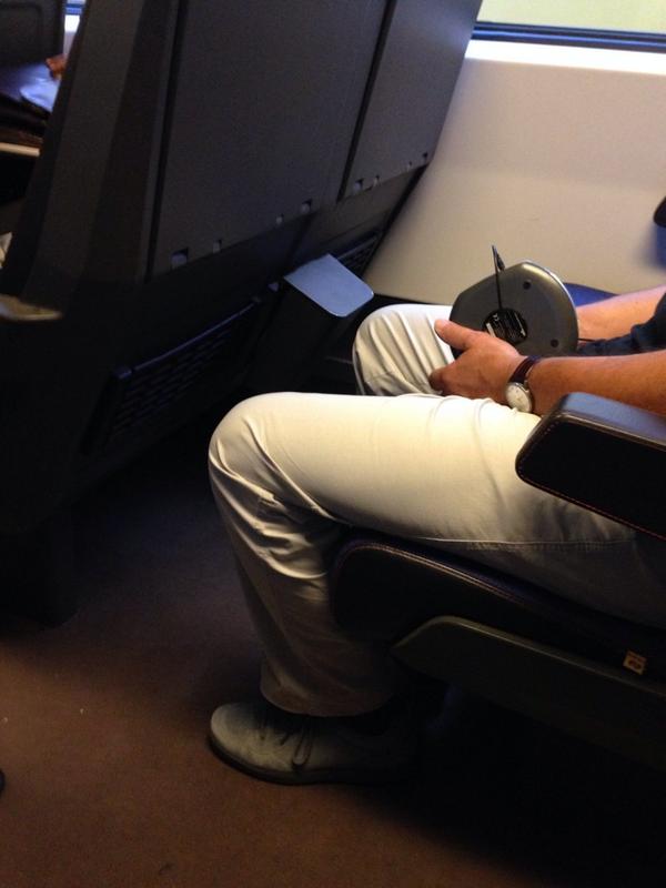Wauw, zojuist iemand gespot met een discman! Schitterend #hashtag #treinleven