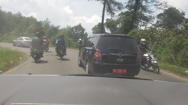 haluanharian's tweet photo. RT @ChocoChanger: Gambar ini d ambil d hari ke 2 lebaran. Cie ciiie plat merah tuh http://t.co/AbL7W0RO7s