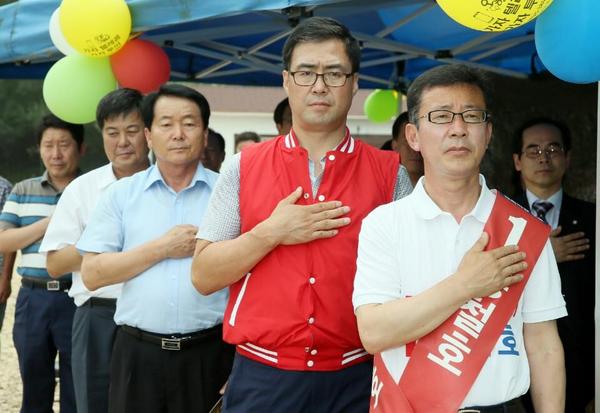 두분의 표정이 진지함을넘어 
결연함까지 느껴 집니다.
김포시민에게 공표한 약속도 지금과 같은 진지하고 무거운 책임을 져야하는 일임을 잊지 마시고 끝까지 최선을다하여 주시기 바랍니다. 홍철호~~ 화이팅!!!