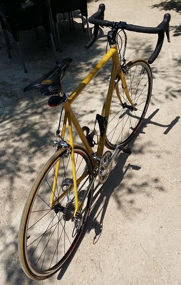 Esta Vitus viene en un precioso amarillo tricapa metalizado con los vinilos en blanco y morado. Esperamos q os guste!