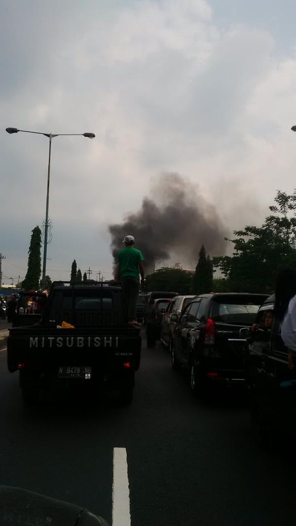 RDCIndonesia's tweet photo. @e100ss kebakaran mobil arah malang tepat didekat pasar singosari blm ada pemadam, macet total http://t.co/JVf5Dt5OdZ