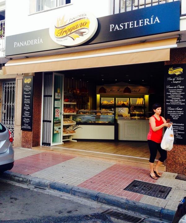 spemprende's tweet photo. En nuestro pueblo tenemos negocios q a pesar de los años siguen tan bonitos como el primer día como la @PanadTroyano http://t.co/T0EGZDlwti