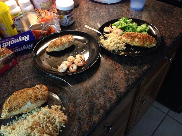 NAMELESS's tweet photo. Cooked the squad some dinner (yes we eat dinner at 4 am) (yes mine is the only one with veges lol) #chefant http://t.co/lNyAmX7cR7