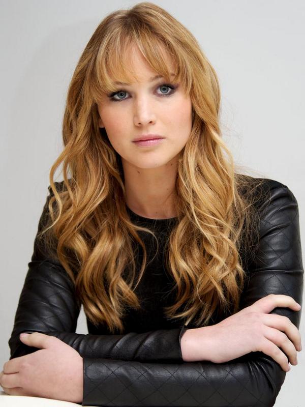 ELLEmagazine's tweet image. FINALLY, The Hunger Games meets Game of Thrones in the newest Mockingjay trailer : on.elle.com/1xs8GNw