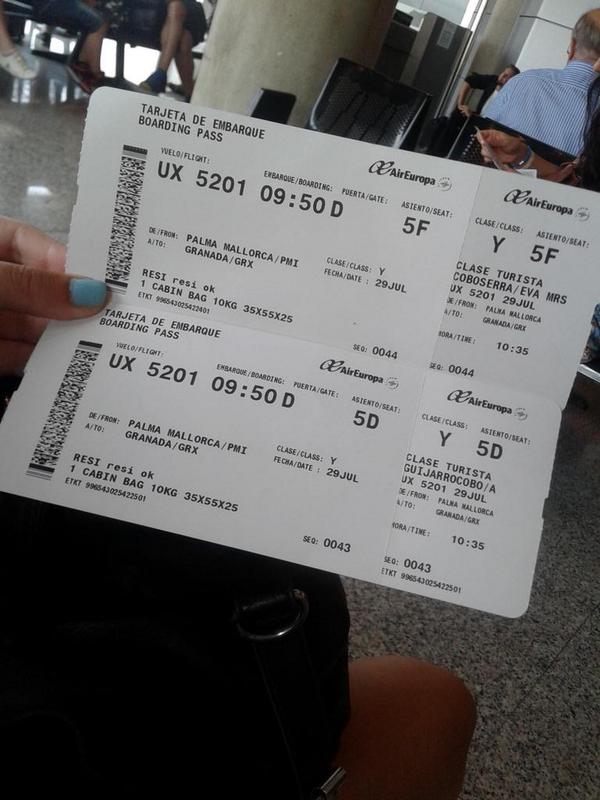 evaa_cobo's tweet photo. Aqui estamos con @AngelaGuijarro1 esperando para entrar al aviooon #Darro http://t.co/RMAO7m5XH4