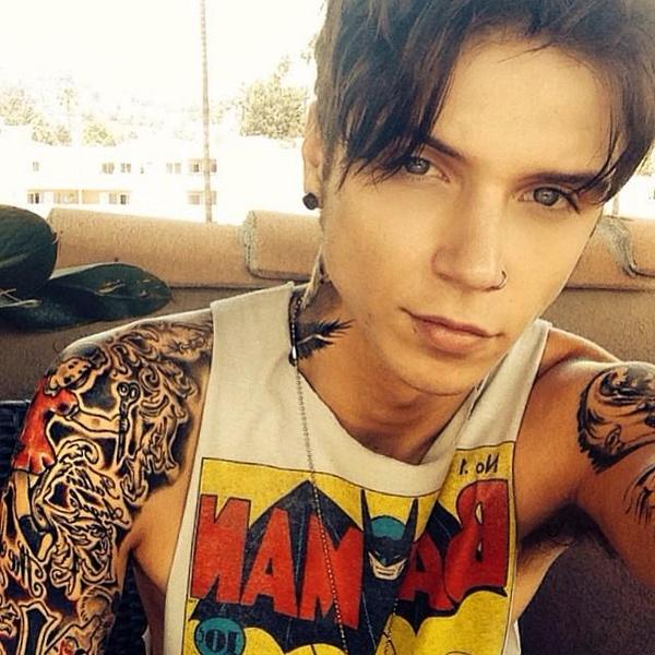 DWestowerBVB's tweet photo. My urge to run my fingers through his hair is too strong. http://t.co/7R6tomsP2W