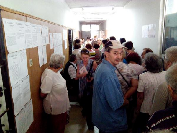 Заверка на здравни книжки. Коментар в средата на опашката: "В социализма се върнахме".