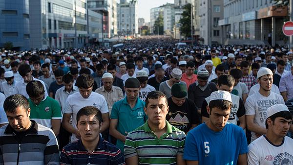 islamicfreedom's tweet photo. Muslims on a street of #moscow #russia Cathedral Mosque before a prayer on Uraza Bayram, Muslim holiday Eid al fitr http://t.co/pmGQrk37P1