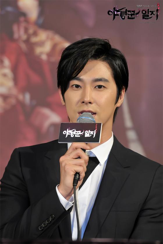 BtswUo4CEAExwJR.jpg:large