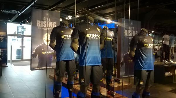 waarde streepje Dood in de wereld Manchester City on Twitter: "ON SALE NOW: The new 14/15 away kit is  available to buy now in store and online! #mcfc http://t.co/l3pFh0Q98g" /  Twitter