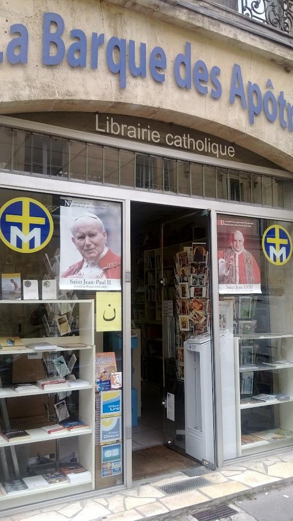 DucInAltumDIA's tweet photo. Librairie catholique La Barque des Apôtres de Bordeaux en union de prières avec les chrétiens d'orient. http://t.co/zui2ykkwP4