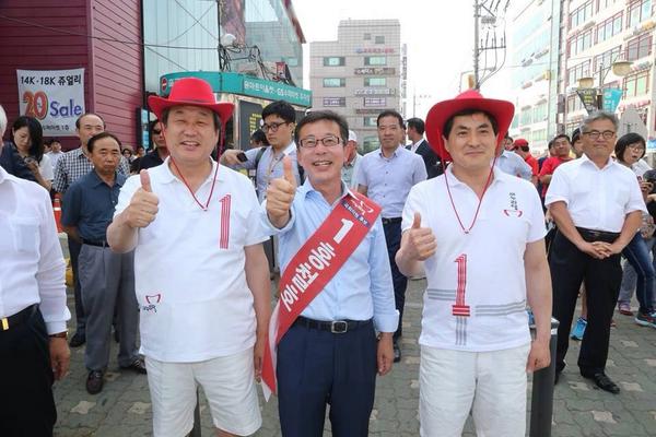 #홍철호 후보님 수고하셨습니다 #김포시국회의원 홍철호 후보가 명품김포를 향해 첫발을 내딛길 내일하루 숨죽여 기다려봅니다. 새누리당도 박근혜정권도 싫어하지만 네거티브없이 인물만 보고 홍철호 후보를 지지했습니다.